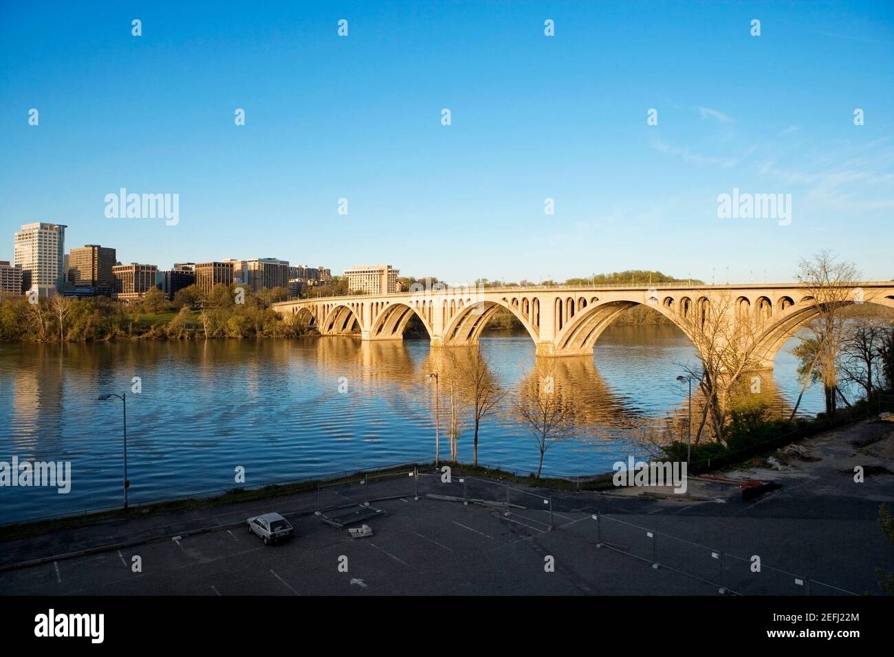 Vista ad alto angolo del ponte principale che attraversa il fiume Potomac, Washington DC, USA Foto Stock