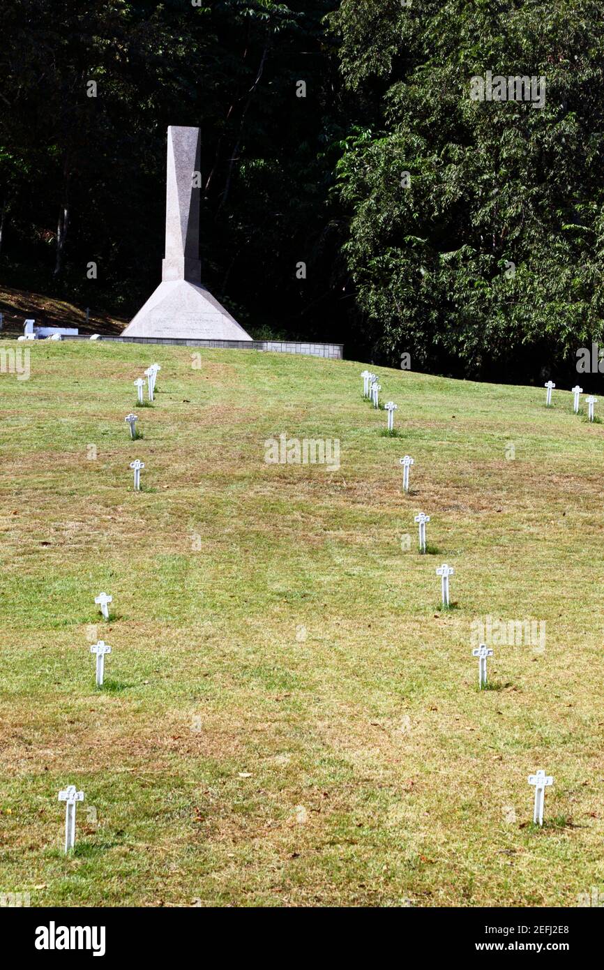 Monumento di granito per onorare coloro che sono morti nel tentativo francese di costruire il canale di Panama nel Cimitero Francese, vicino Paraiso, zona canale, Panama Foto Stock