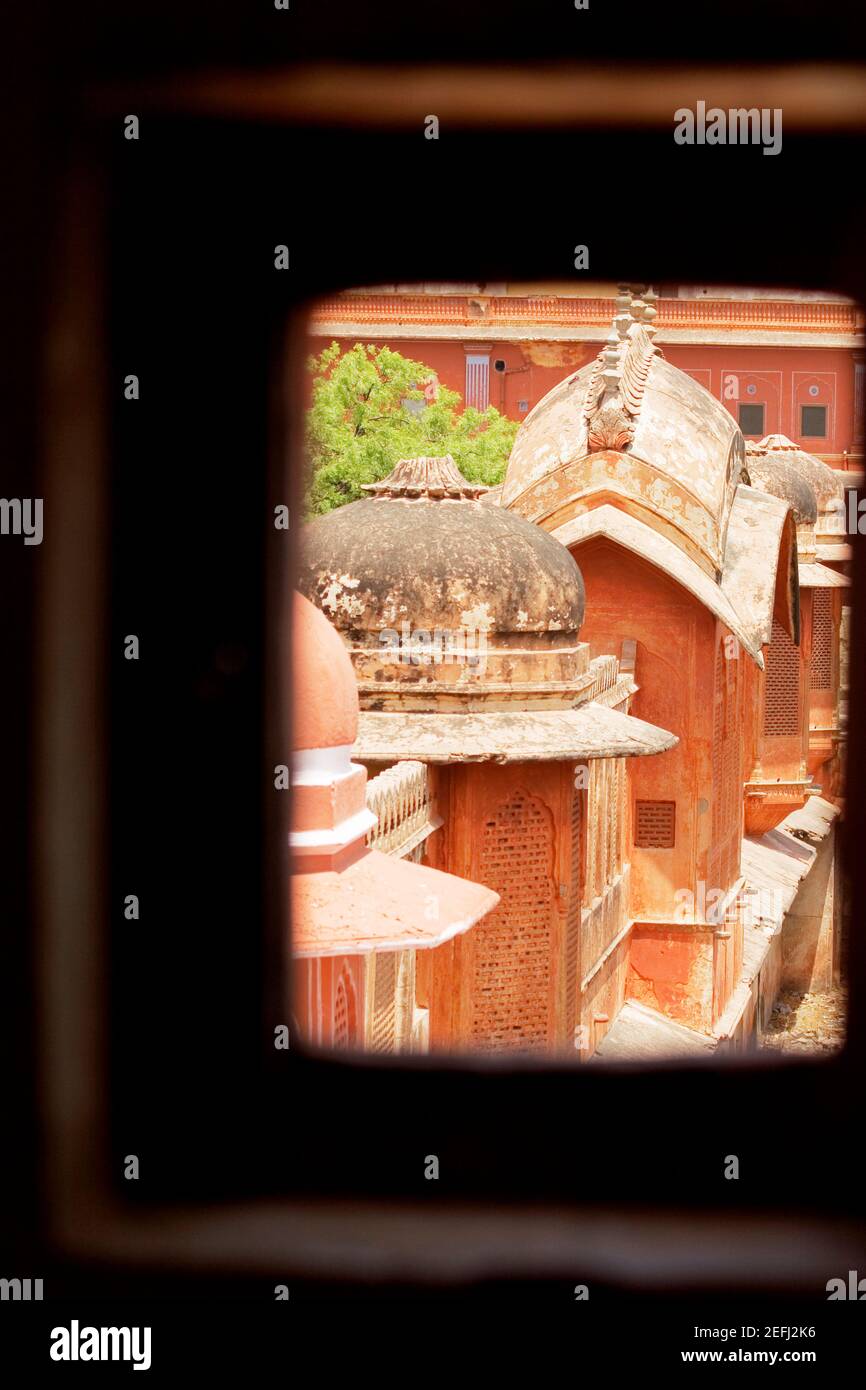 Vista in sezione alta delle cupole di un palazzo visto attraverso una finestra, City Palace, Jaipur, Rajasthan, India Foto Stock