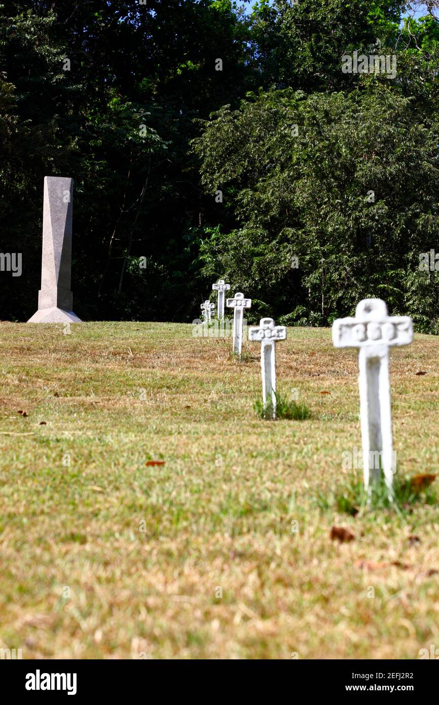 Monumento di granito per onorare coloro che sono morti nel tentativo francese di costruire il canale di Panama nel Cimitero Francese, vicino Paraiso, zona canale, Panama Foto Stock