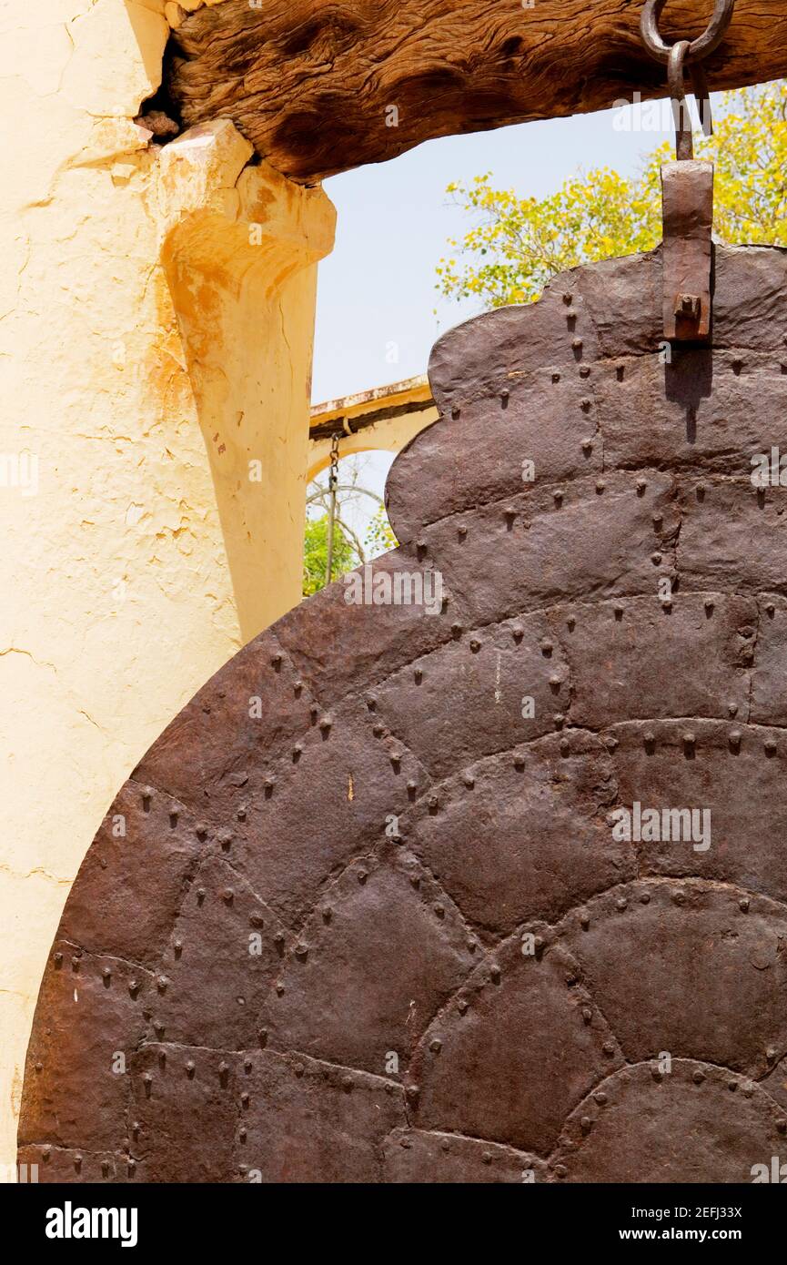 Primo piano di un gong di metallo, Jantar Mantar, Jaipur, Rajasthan, India Foto Stock