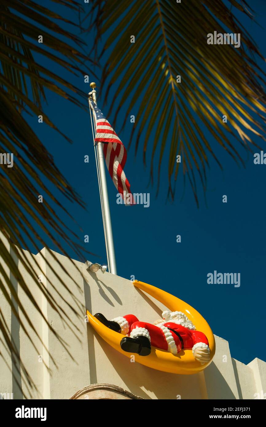 Vista ad angolo basso di una scultura sulla parete di un edificio, Miami, Florida, USA Foto Stock