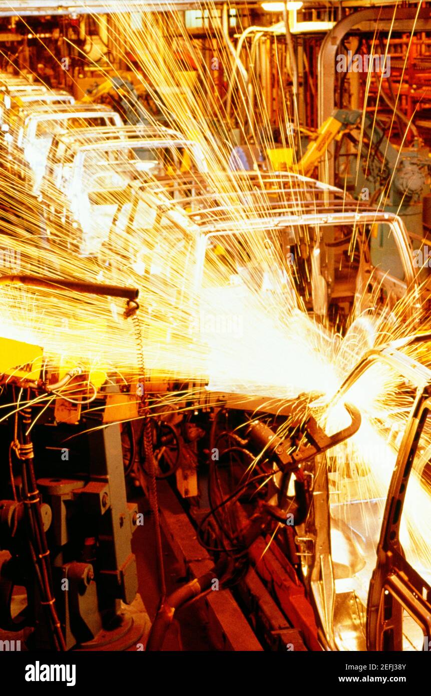 Robot che saldano furgoni di automobili su una linea di assemblaggio, Baltimora, Maryland, USA Foto Stock