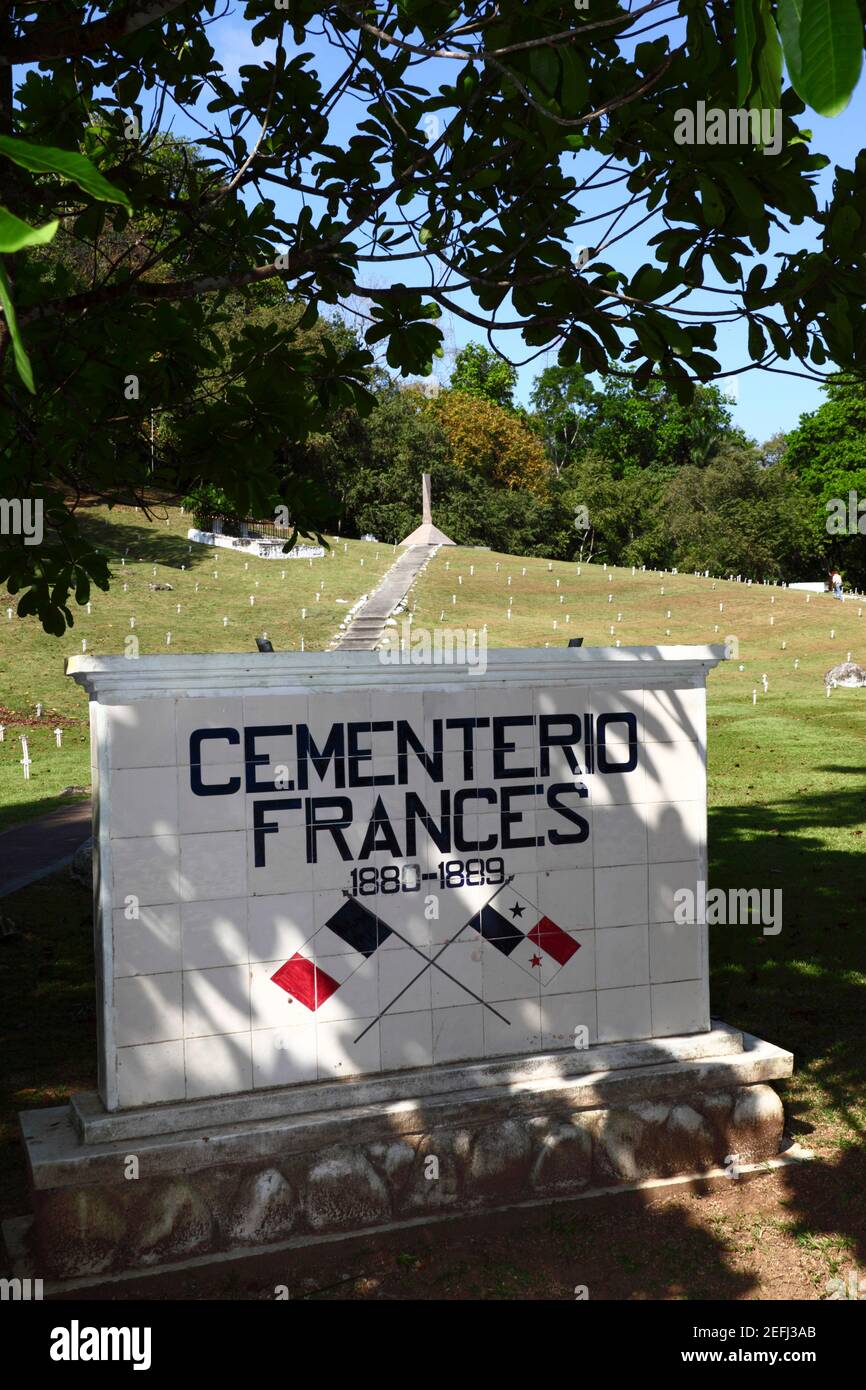 Cartello in ceramica all'ingresso del Cimitero Francese, che onora coloro che sono morti nel tentativo francese di costruire il canale di Panama, Paraiso, Canal zone Foto Stock