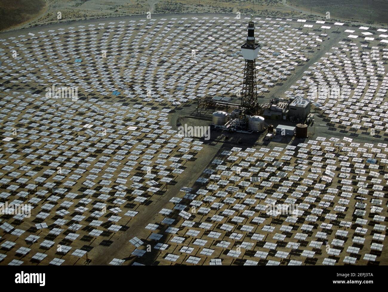 Campo di energia solare 10 megawatt specchi eliostatici, Daggett,  California Foto stock - Alamy