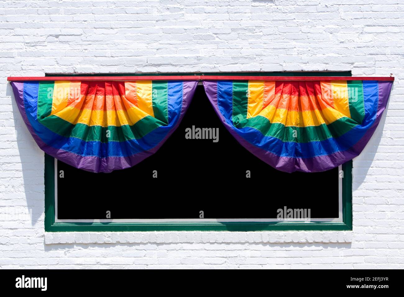 Primo piano di una tenda arcobaleno appesa a una finestra Foto Stock Primo piano di una tenda arcobaleno appesa a una finestra Foto Stock