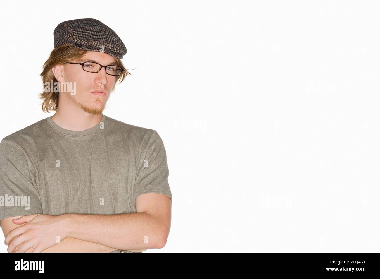 Ritratto di un giovane con le braccia incrociate Foto Stock