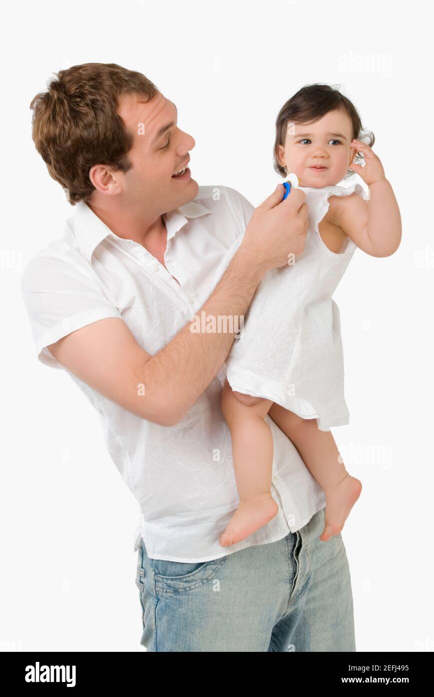 Giovane uomo giocando con sua figlia Foto Stock