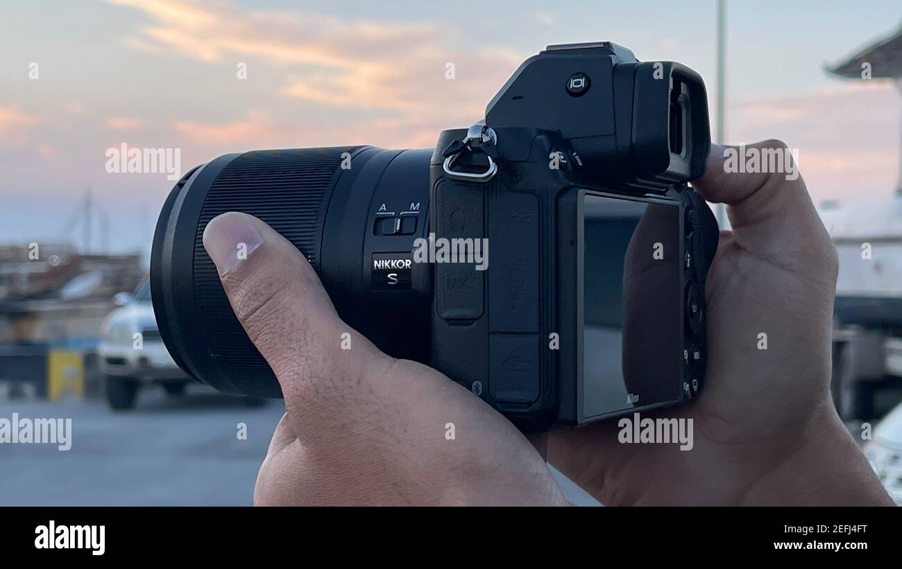 Doha, Qatar - 10 Febbraio 2021: Nikon Z5 fotocamera in mano Foto Stock
