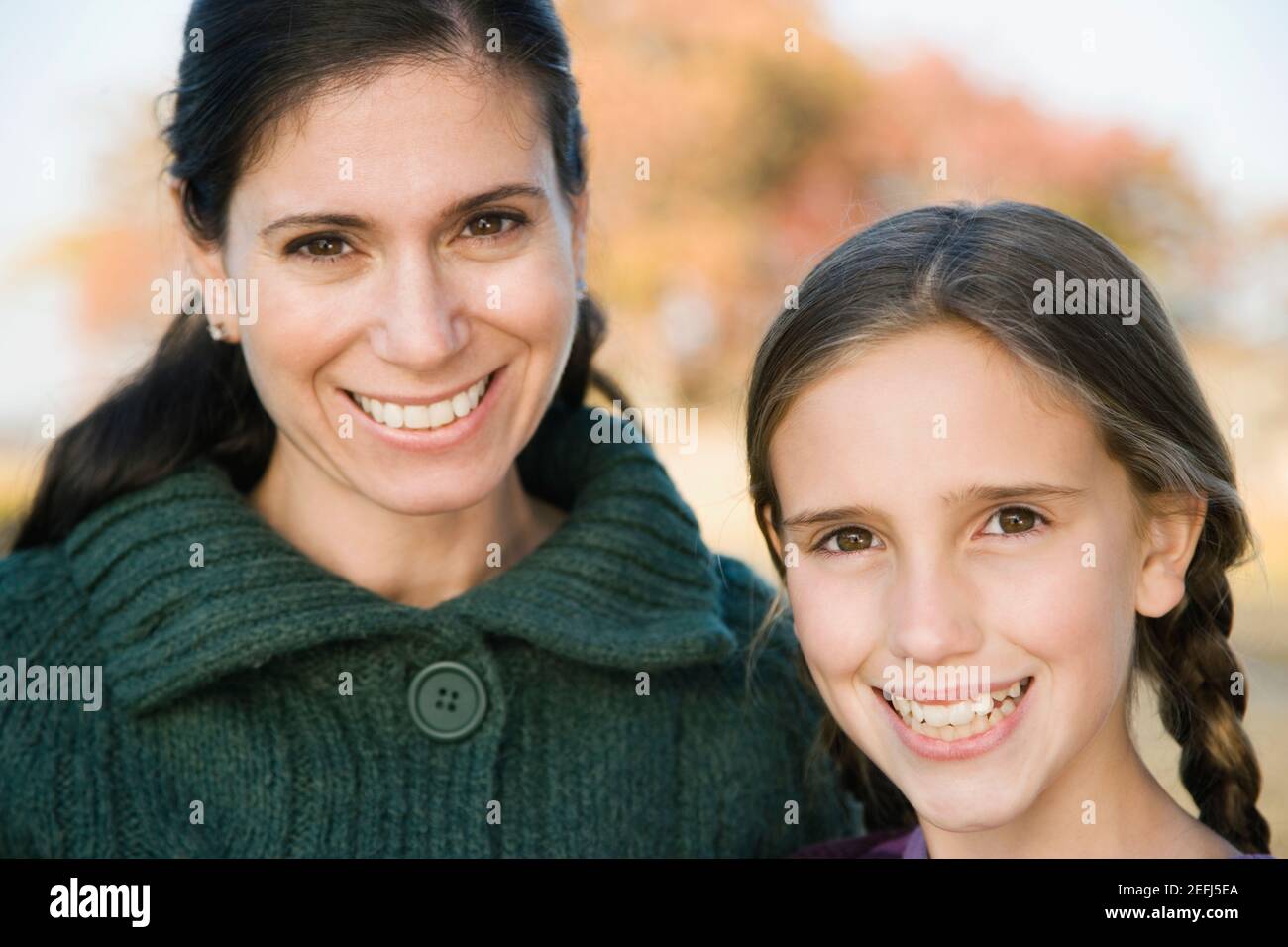 Ritratto di un adulto medio donna sorridente con sua figlia Foto Stock