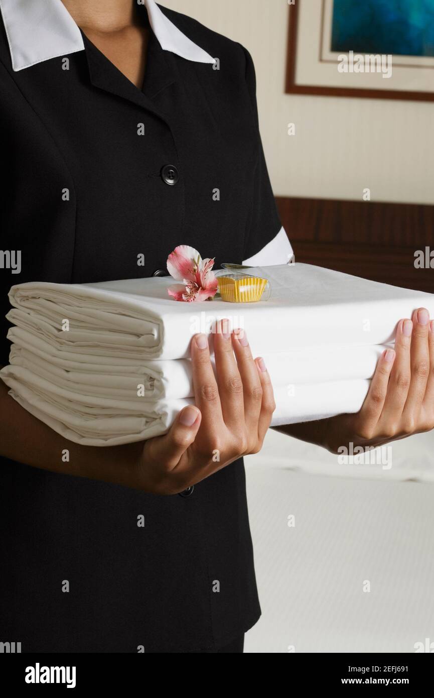 Caramelle, primo piano, immagine a colori, Flower, Focus on Foreground, Vista frontale, tenuta, interni, Maid, sezione intermedia, Una persona, una sola donna, Fotografia, occupazione di servizio, servizio, Foglio, pila, uniforme, verticale, Waitress, Assistenza, cibo e bevande, preparazione Foto Stock