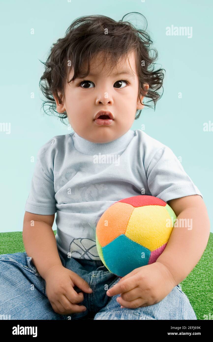 Primo piano di un ragazzo che tiene una palla Foto Stock