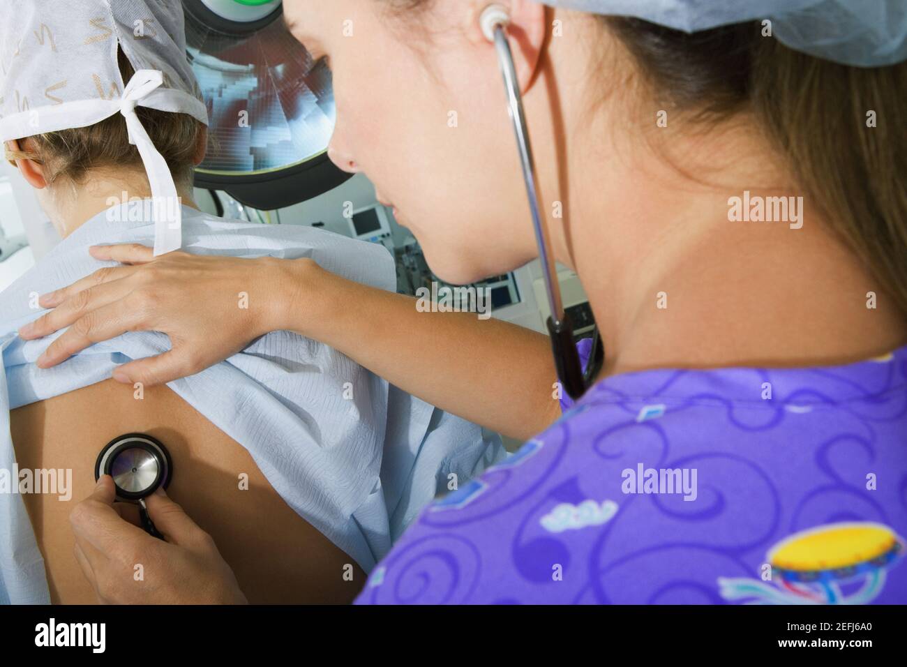 Primo piano di una dottoressa che esamina una paziente di sesso femminile con uno stetoscopio Foto Stock
