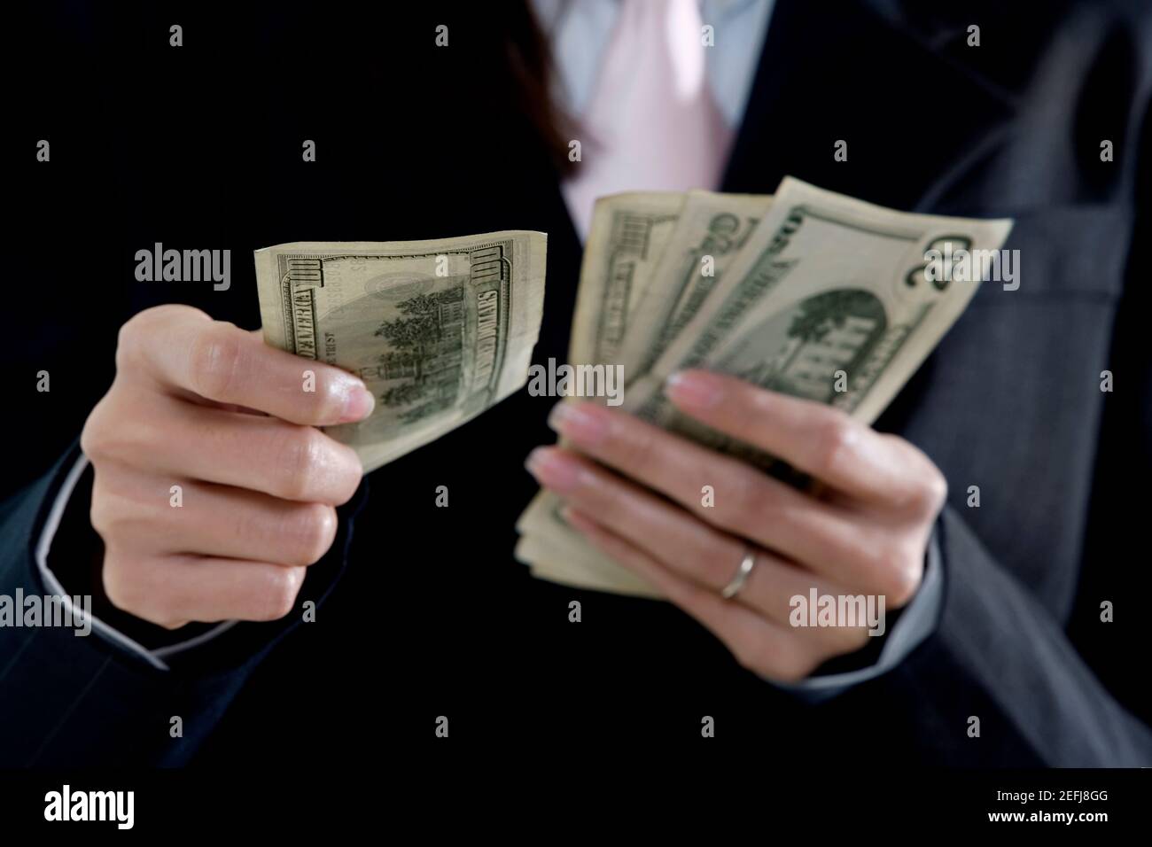 Vista in sezione centrale di una donna d'affari che conta la valuta americana della carta Foto Stock