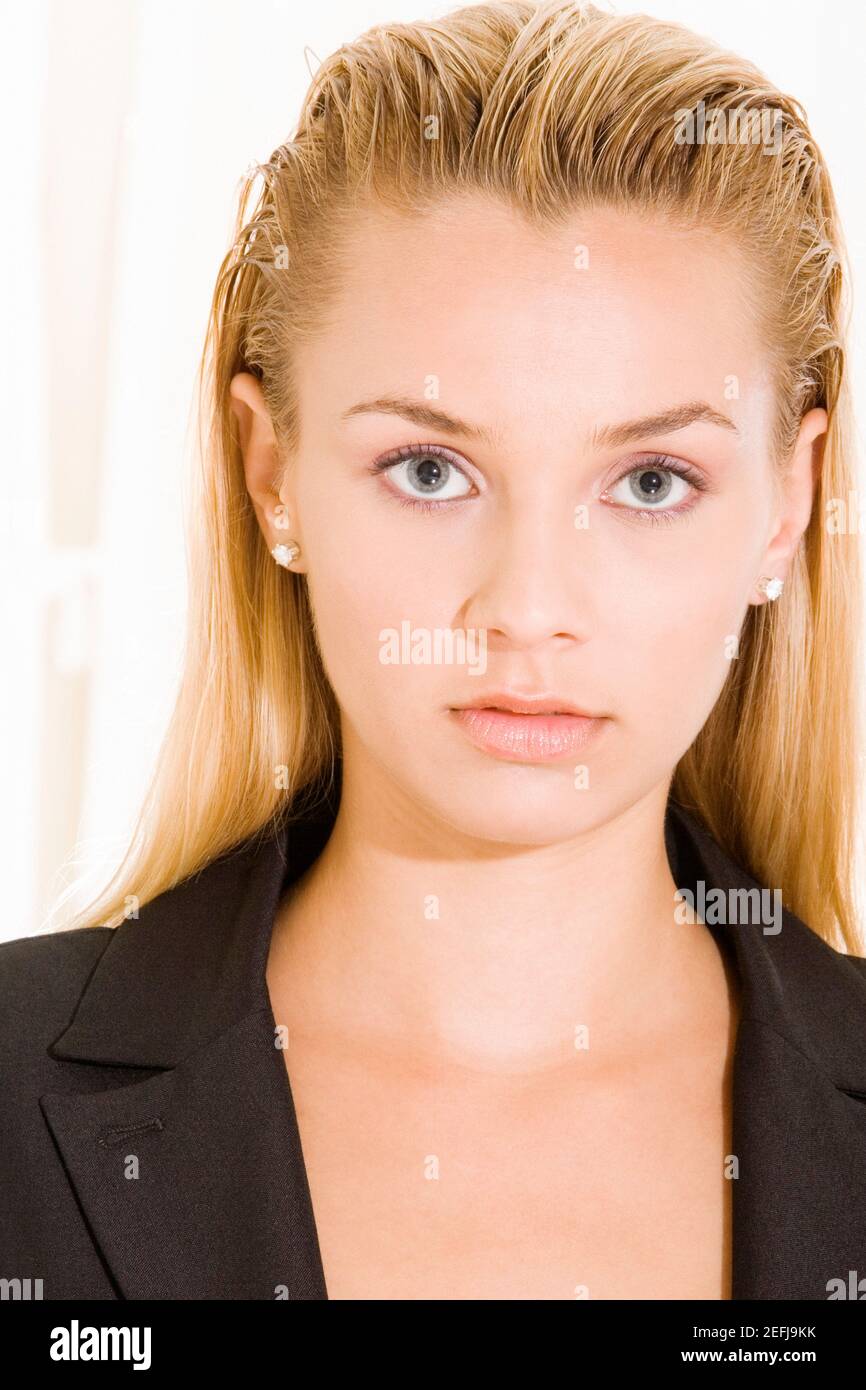 Ritratto di una giovane donna che guarda gravi Foto Stock