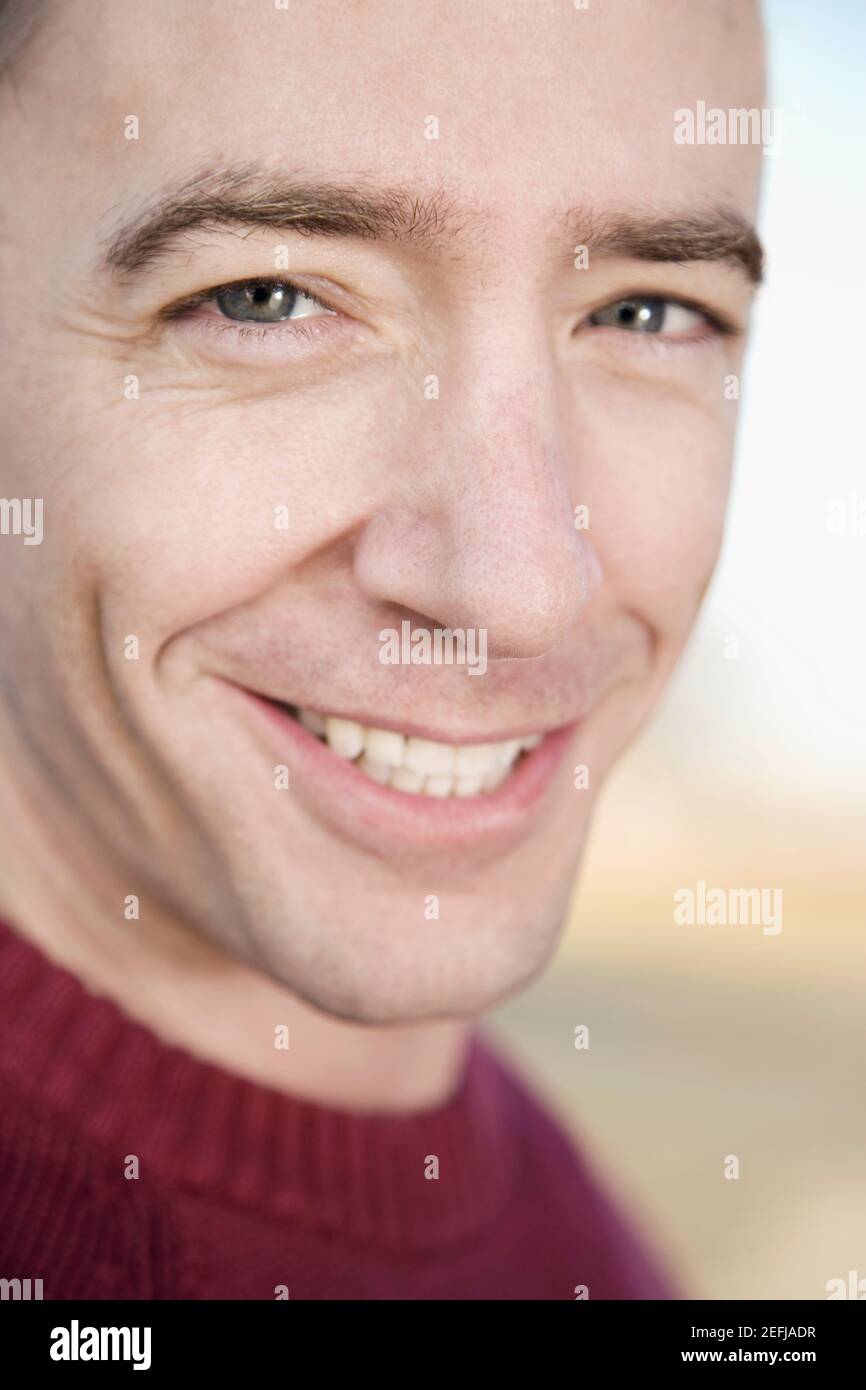 Ritratto di una metà adulto uomo sorridente Foto Stock