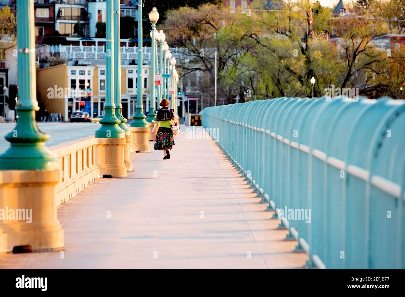 Vista posteriore di una donna che attraversa Key Bridge, Washington DC, USA Foto Stock