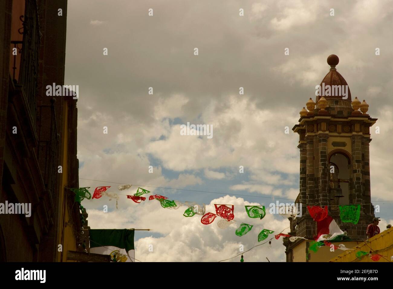 Vista ad angolo basso di una torre, Messico Foto Stock