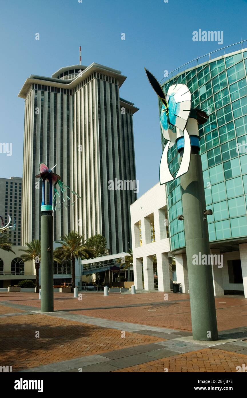 Vista ad angolo basso di due pali di fronte a un edificio, New Orleans, Louisiana, USA Foto Stock