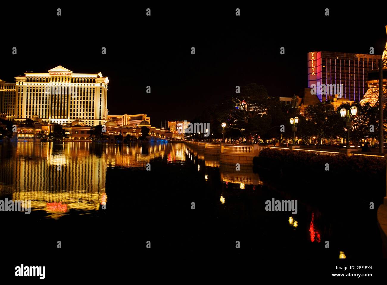 Edifici sul lungomare illuminati di notte, Las Vegas, Nevada, Stati Uniti Foto Stock