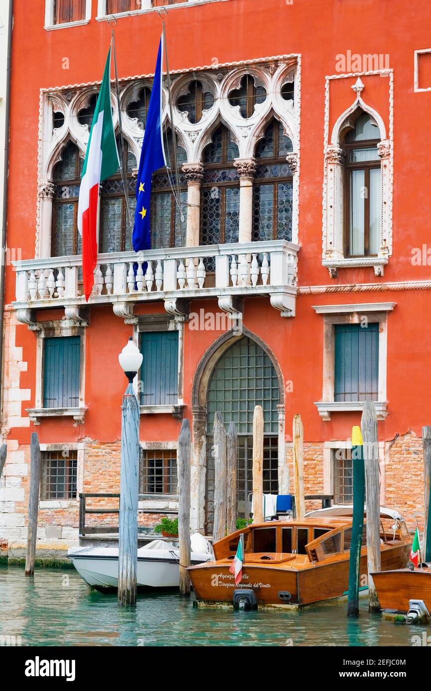 Barche ormeggiate in un canale, Venezia, Italia Foto Stock
