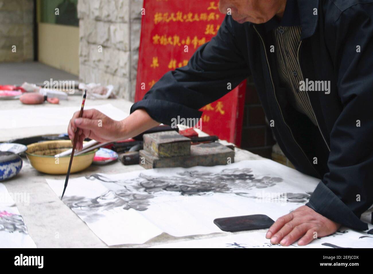 Vista in sezione intermedia di un uomo calligrafico, Pechino, Cina Foto Stock