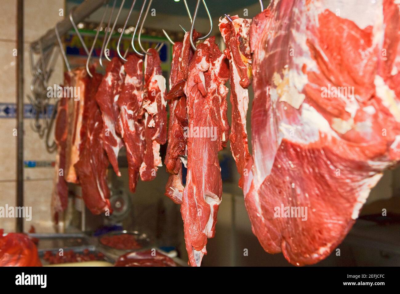 Primo piano di carne appesa in un macellaio, Ica, regione Ica, Perù Foto Stock