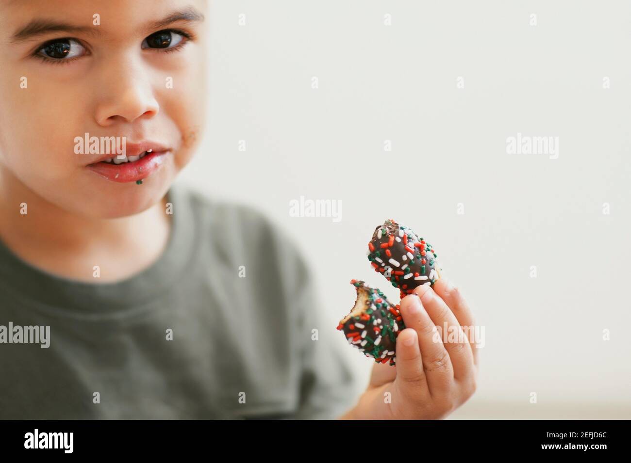 Ritratto di un ragazzo che mangia caramelle Foto Stock