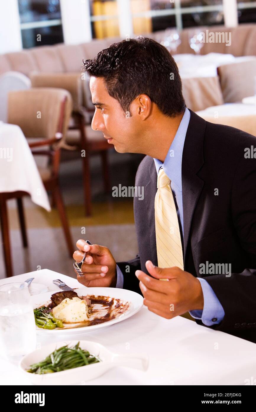 Primo piano di un uomo d'affari seduto a un tavolo Foto Stock