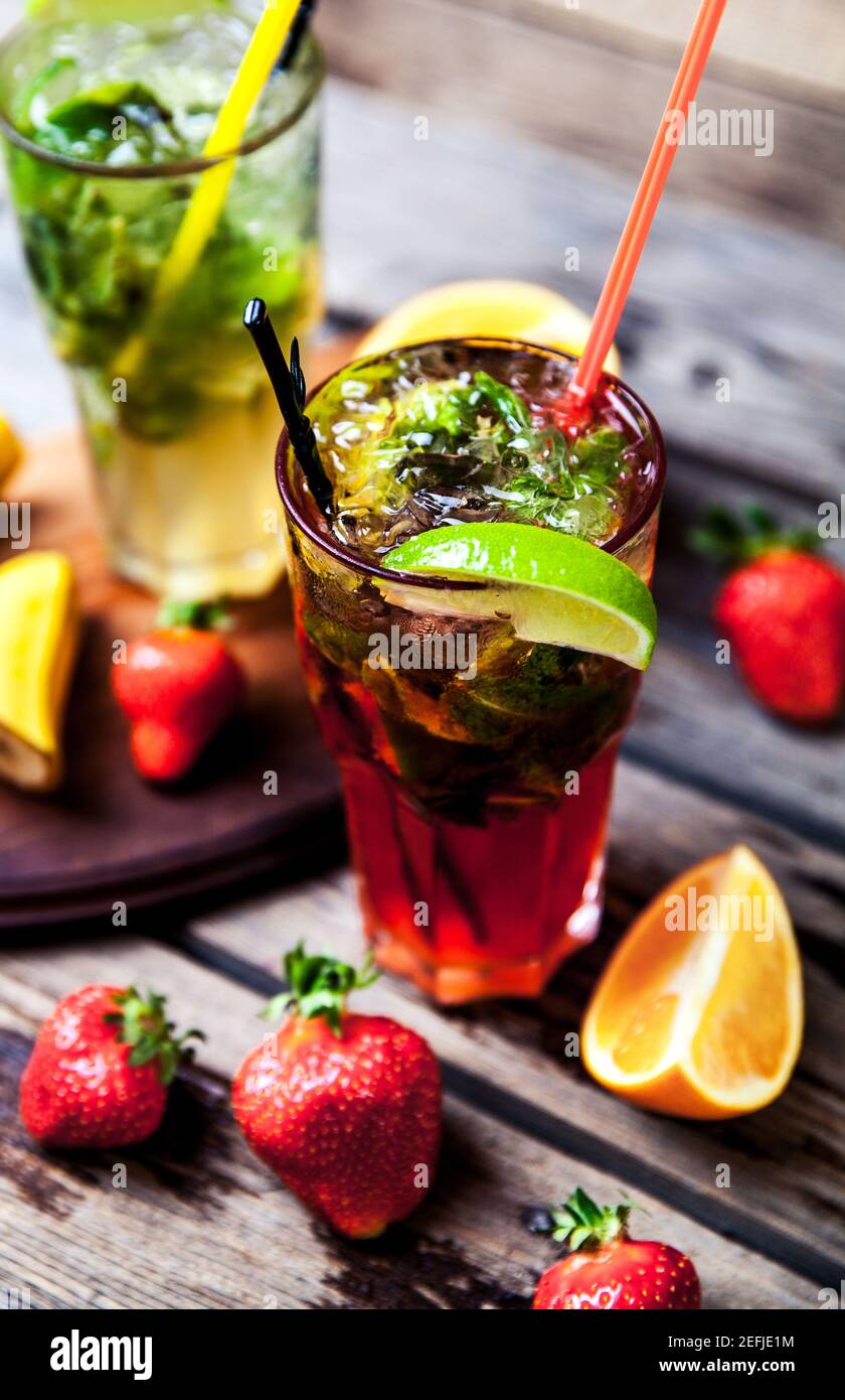 Tradizione Summer drink mojito con lime e menta, fragole a Foto Stock