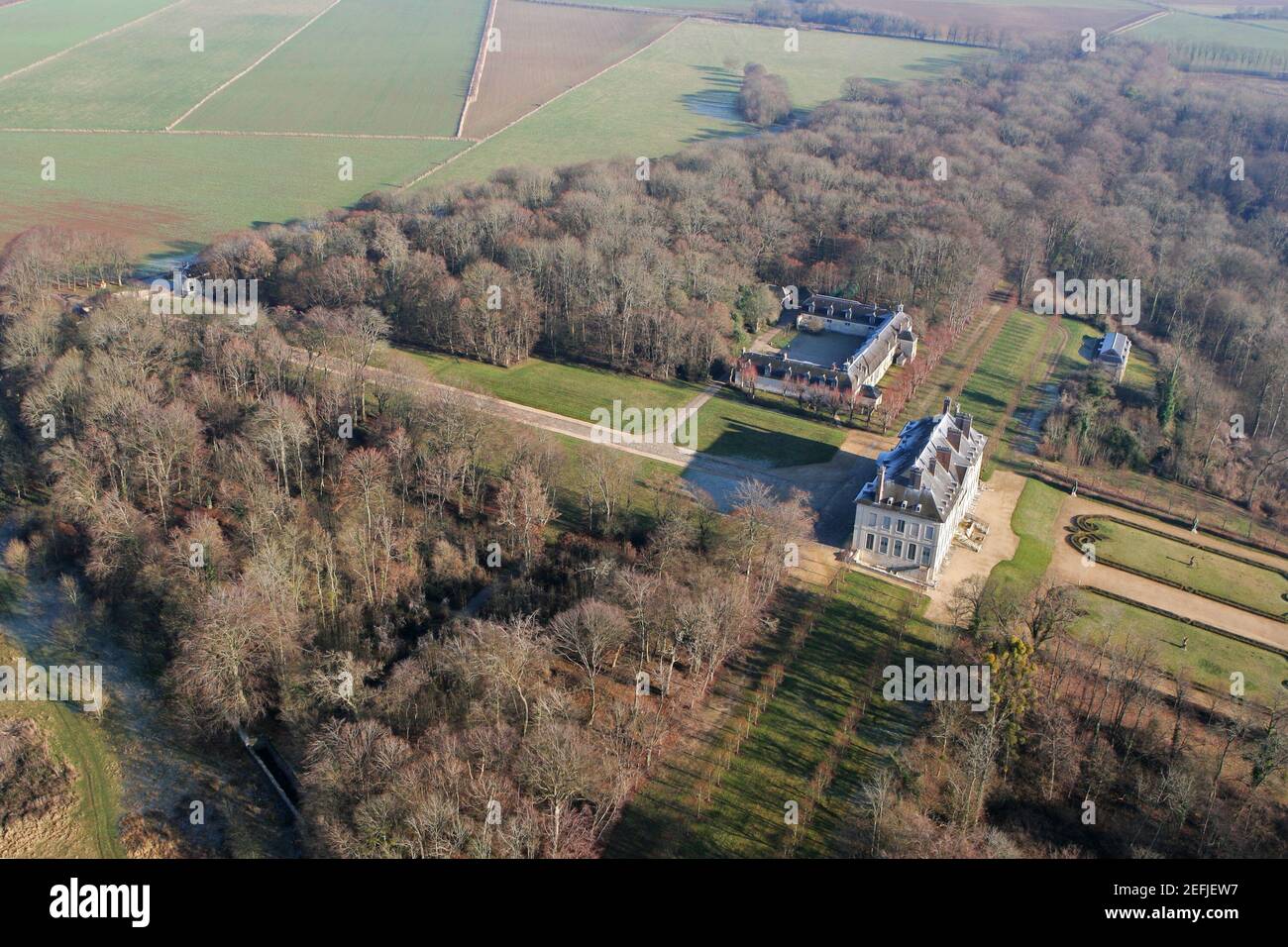 Chaussy, Francia - 3 gennaio 2010: Veduta aerea del castello e della tenuta di Villarceaux nel dipartimento della Val-d'Oise (95710); Ile-de-France, Francia Foto Stock