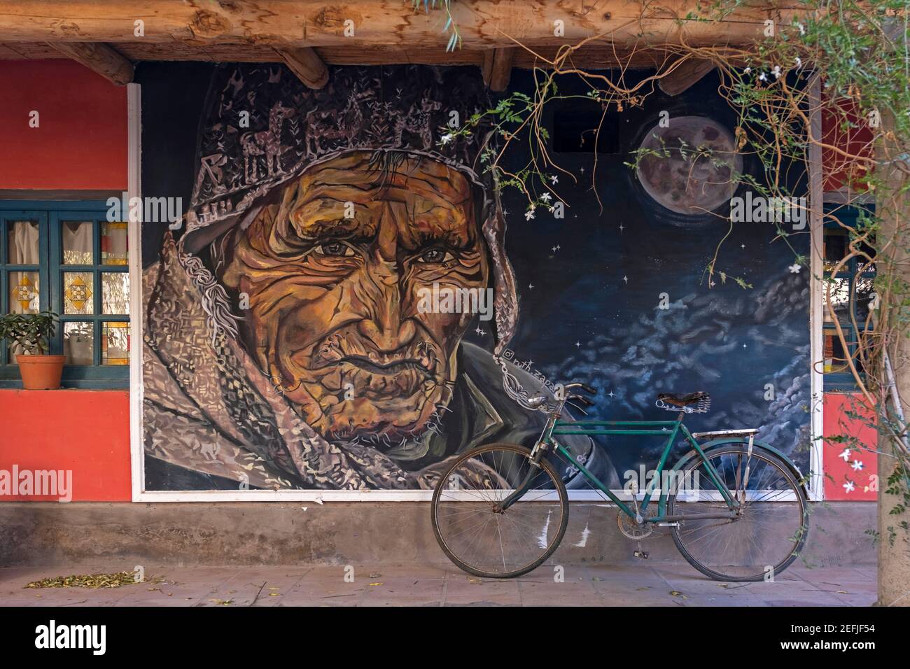 Murale al Don Tomas ostello nel villaggio Purmamarca ai piedi del Cerro de los Siete Colores, Quebrada de Purmamarca, Provincia Jujuy, Argentina Foto Stock