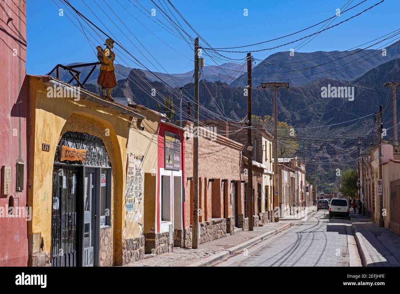 Via con case adobe e ostello nella città di San Francisco de Tilcara, provincia Jujuy, Argentina Foto Stock