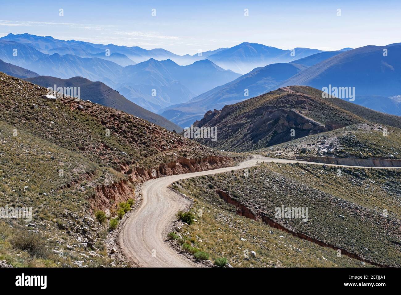 Camino fin del Mundo / Ruta Provincial 133 / RP133, piccola strada sterrata che conduce al villaggio di Iruya, provincia di Salta, nel nord-ovest dell'Argentina Foto Stock