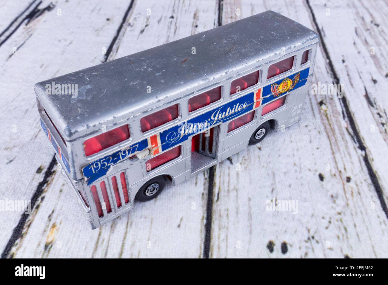 Vecchio autobus giocattolo Routemaster con 'Matchbox'. Ben usato e piuttosto sporco. Foto Stock