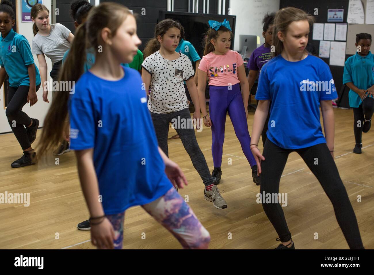 Gli studenti partecipano a una lezione di educazione fisica indoor (PE) in una scuola nel sud-est di Londra, Inghilterra, Regno Unito Foto Stock