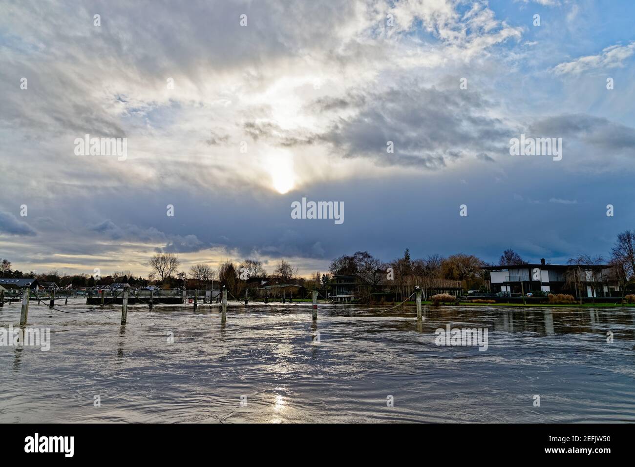 Il Tamigi in piena alluvione dopo forti precipitazioni, Shepperton LOCK Surrey Inghilterra UK Foto Stock