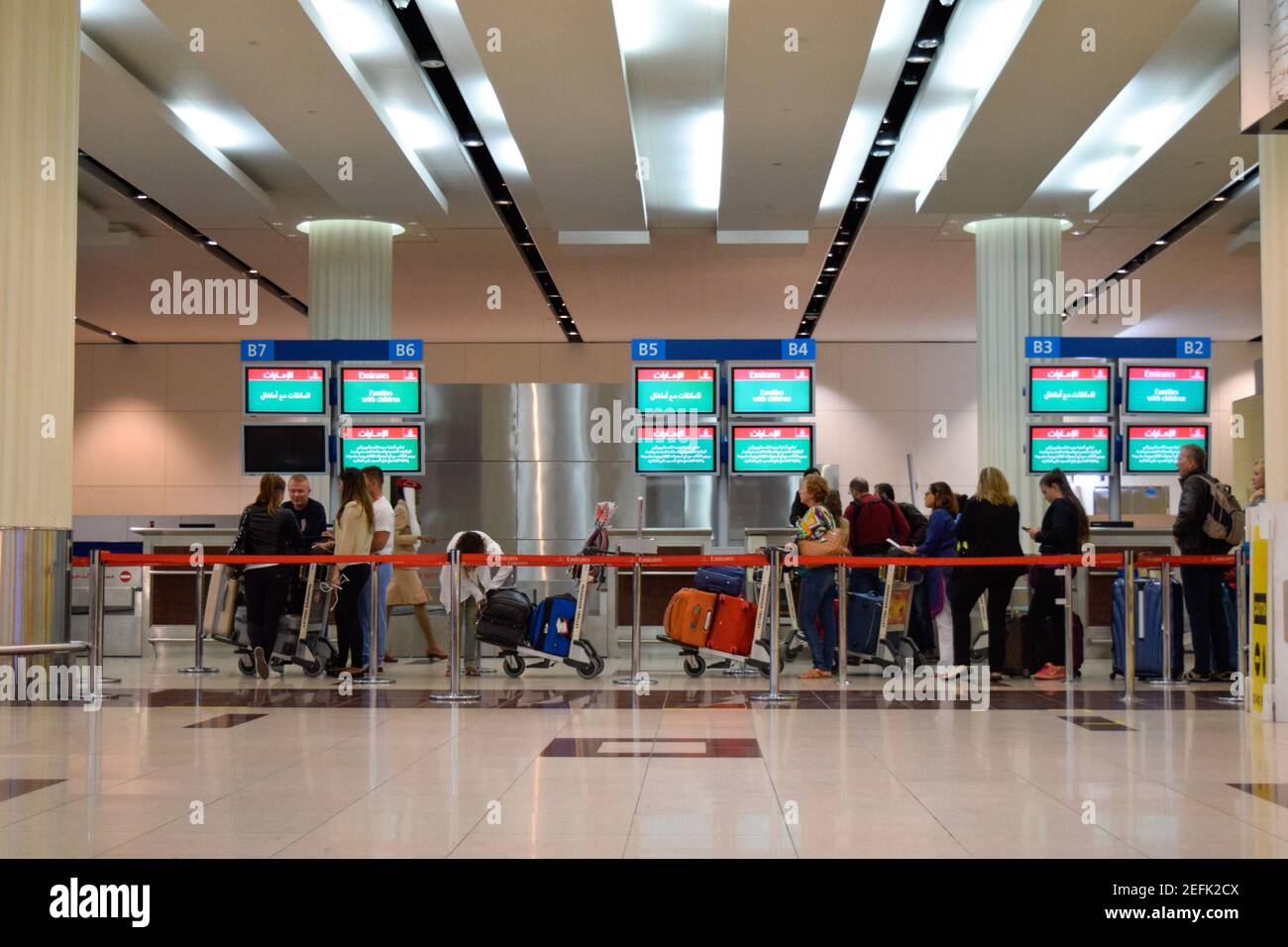 Passeggeri all'interno del terminal 3 dell'aeroporto internazionale di Dubai Foto Stock