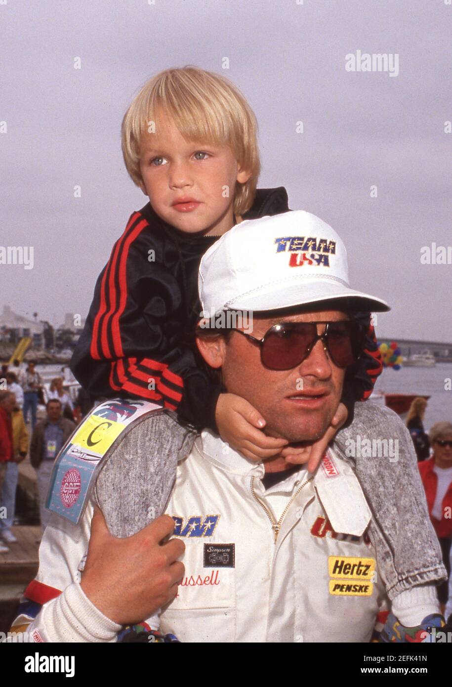 LONG BEACH, CA - 14 APRILE: Attore Kurt Russell e figlio Wyatt Russell alle gare di motoscafo Pacific Offshore del 1990 il 14 aprile 1990 presso i dock Catalina Express di Long Beach, California. Credito: Ralph Dominguez/MediaPunch Foto Stock