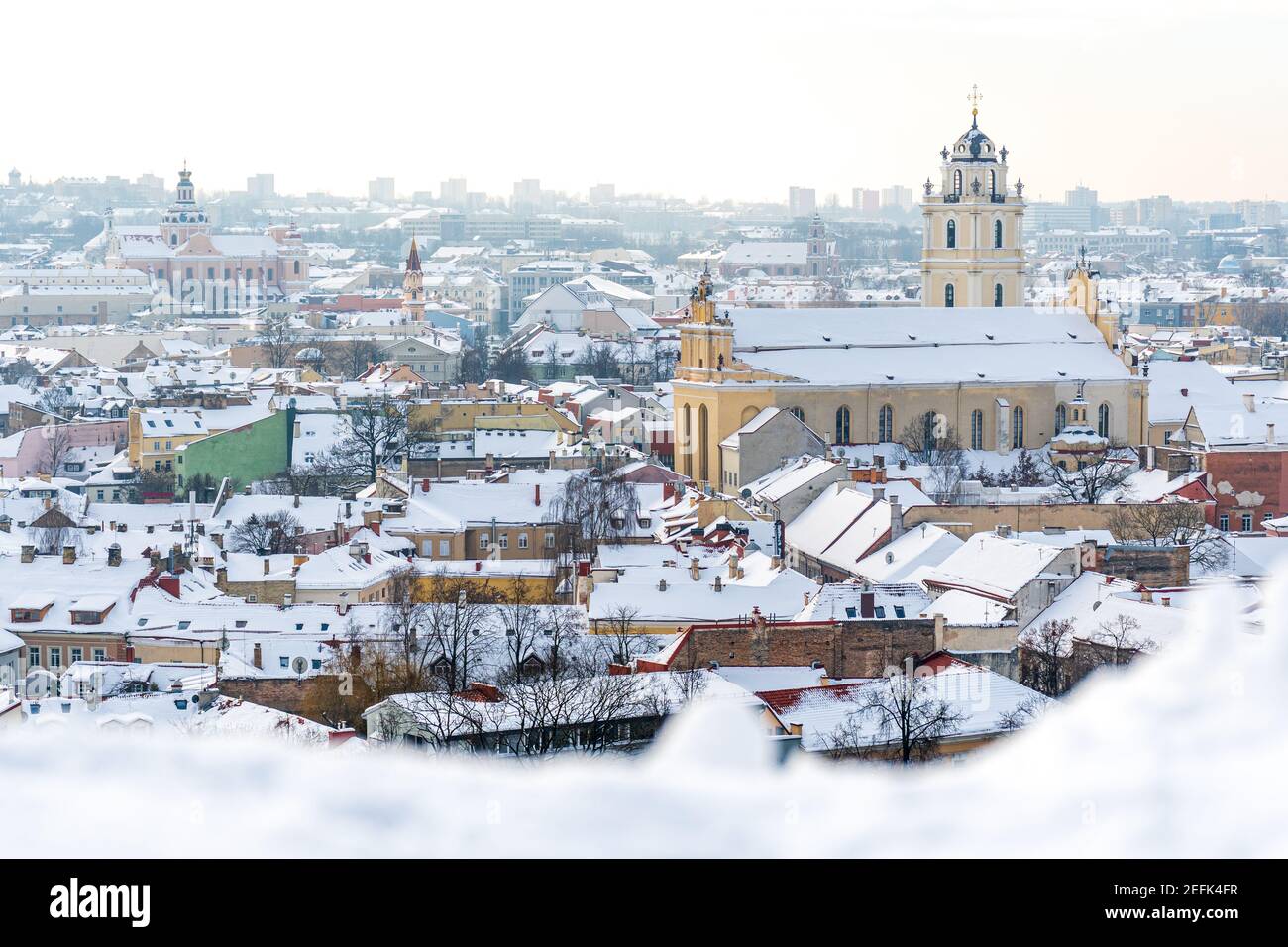 Vista aerea della città vecchia di Vilnius, capitale della Lituania durante la giornata invernale con tetto coperto di neve Foto Stock