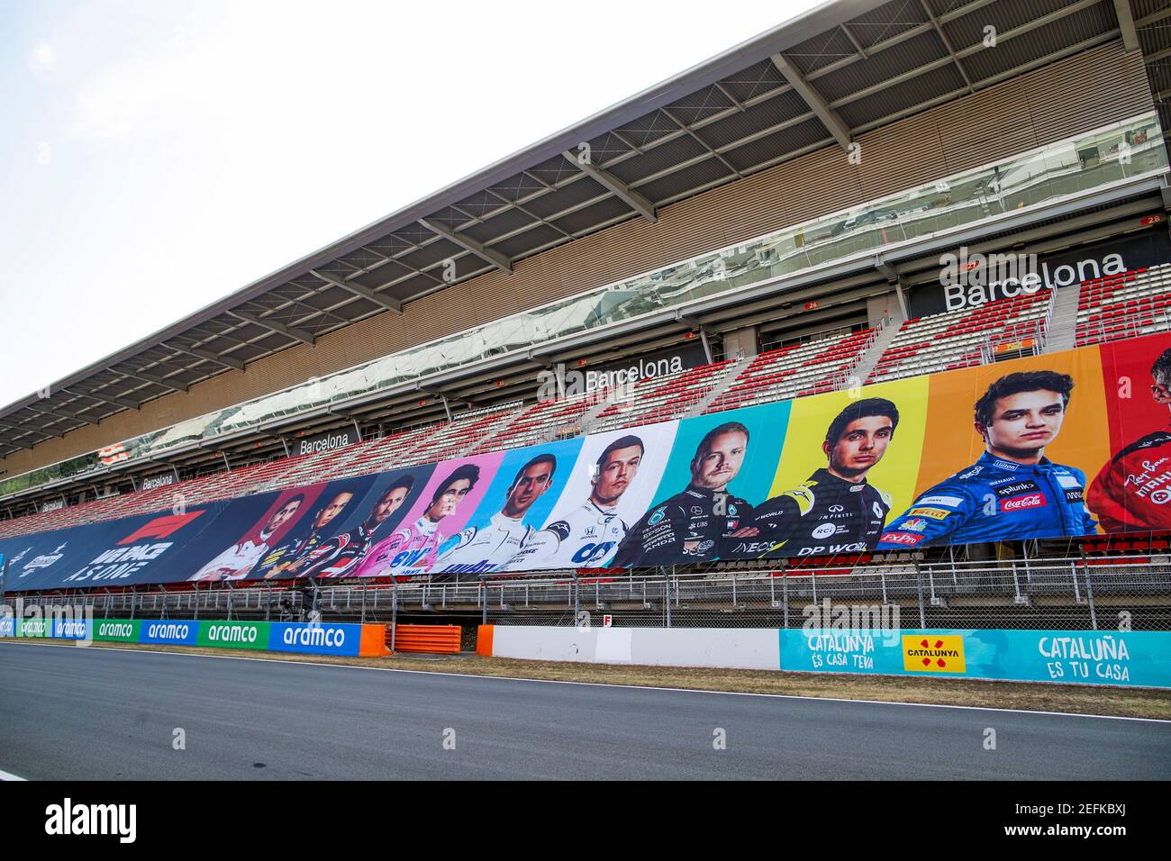 Banner WeRaceAsOne con i piloti ritratti sulla tribuna principale per lottare per l'uguaglianza durante la Formula 1 Aramco Gran Premio De Espana 2020, Gran Premio di Spagna, dal 14 al 16 agosto 2020 sul circuito di Barcellona-Catalunya, a Montmelo, vicino Barcellona, Spagna - Foto Florent Gooden/DPPI Foto Stock