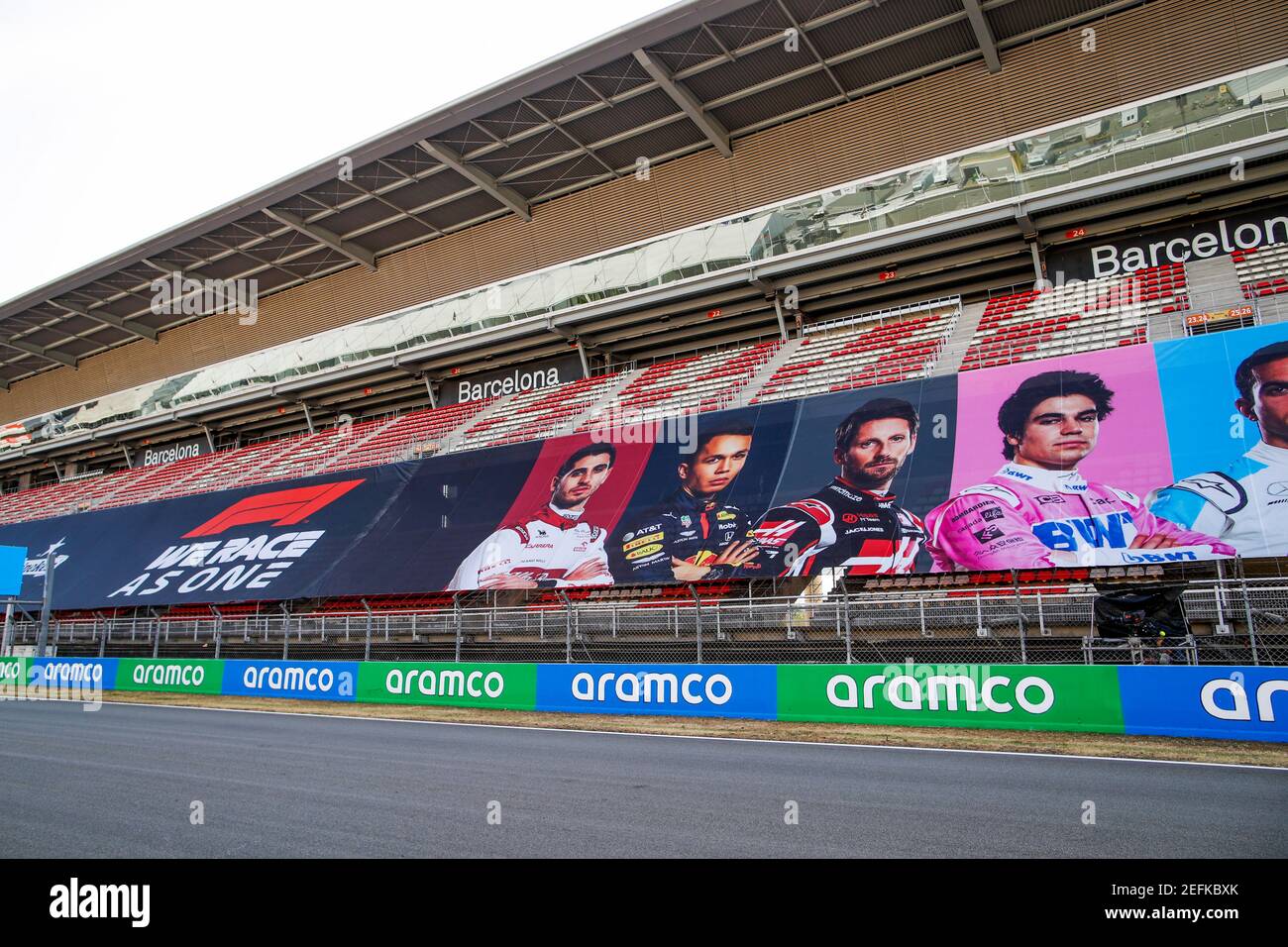 Banner WeRaceAsOne con i piloti ritratti sulla tribuna principale per lottare per l'uguaglianza durante la Formula 1 Aramco Gran Premio De Espana 2020, Gran Premio di Spagna, dal 14 al 16 agosto 2020 sul circuito di Barcellona-Catalunya, a Montmelo, vicino Barcellona, Spagna - Foto Florent Gooden/DPPI Foto Stock