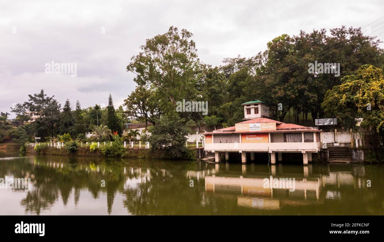 Haflong, Assam, India - Gennaio 2018: La casa di barche sulle rive del lago nella stazione collinare di Haflong in Assam, India nord-orientale. Foto Stock