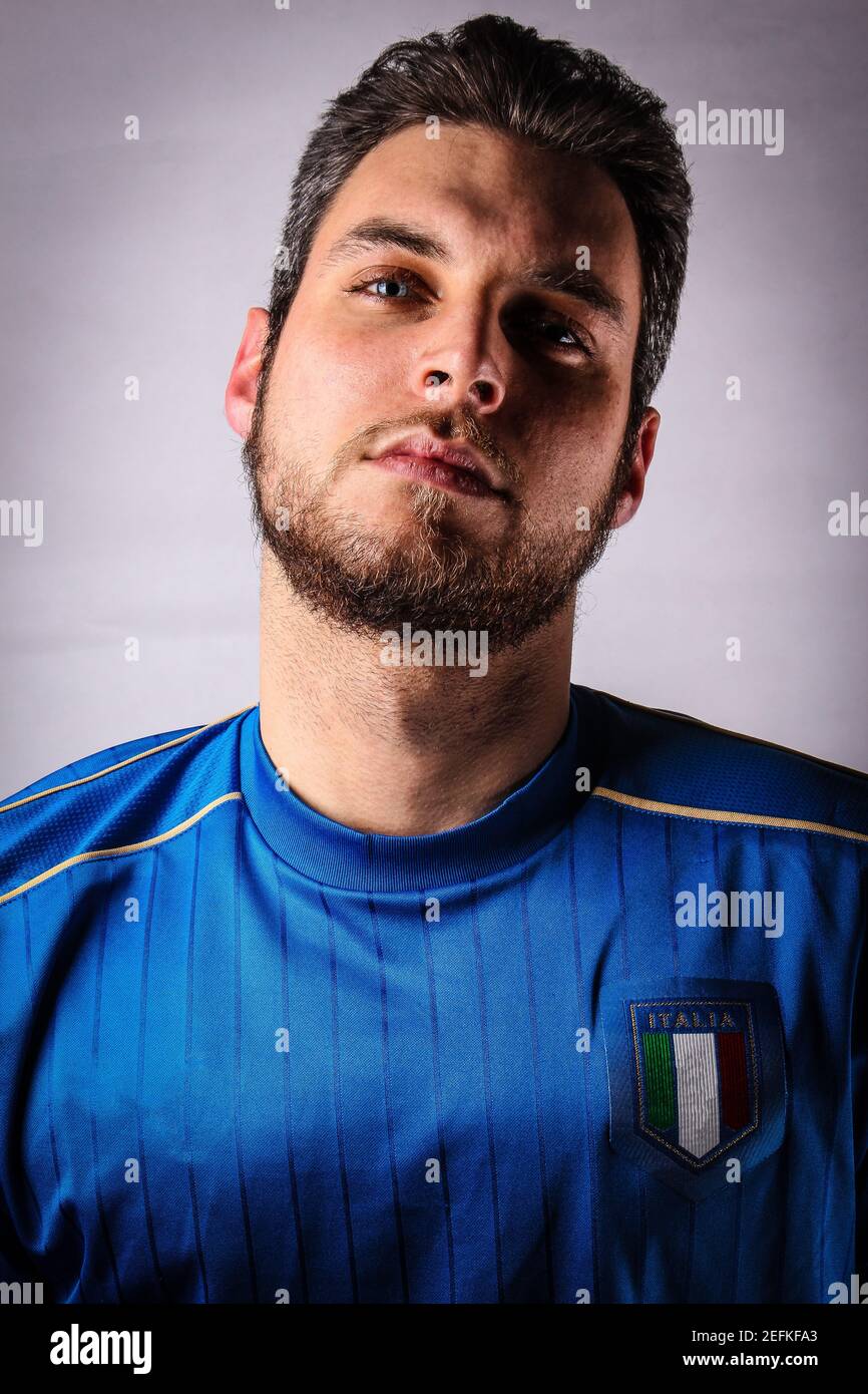 Il ragazzo sportivo italiano con gli occhi blu indossano la camicia Della nazionale di calcio italiana Foto Stock