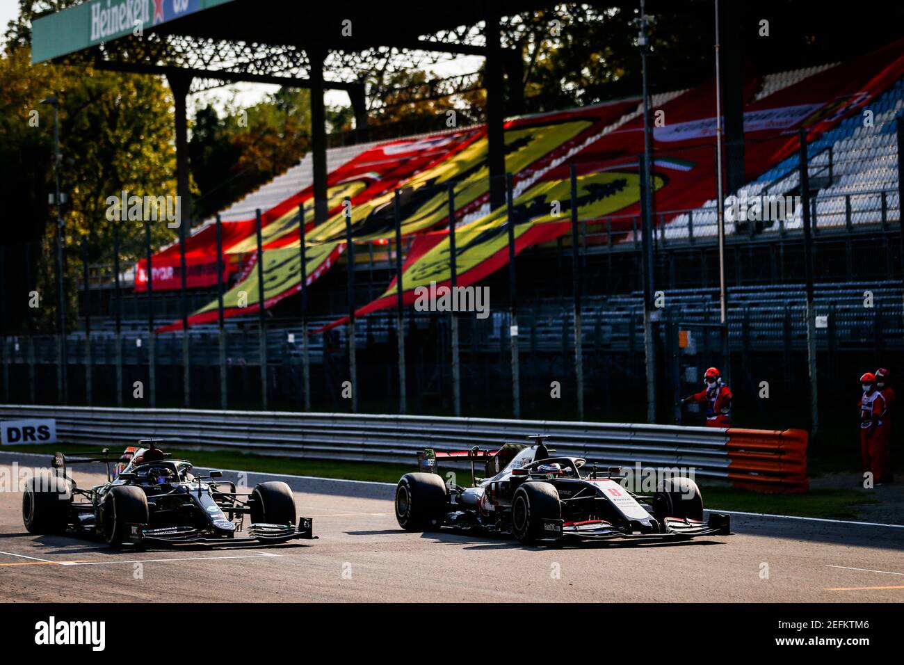 44 HAMILTON Lewis (gbr), Mercedes AMG F1 GP W11 Hybrid EQ Power+, 08 GROSJEAN Romain (fra), Haas F1 Team VF-20 Ferrari, azione davanti alle tribune vuote, gradine, durante la Formula 1 Gran Premio Heineken D'italia 2020, 2020 Gran Premio d'Italia, dal 4 al 6 settembre, 2020 sull'Autodromo Nazionale di Monza, a Monza, vicino Milano - Foto Antonin Vincent / DPPI Foto Stock