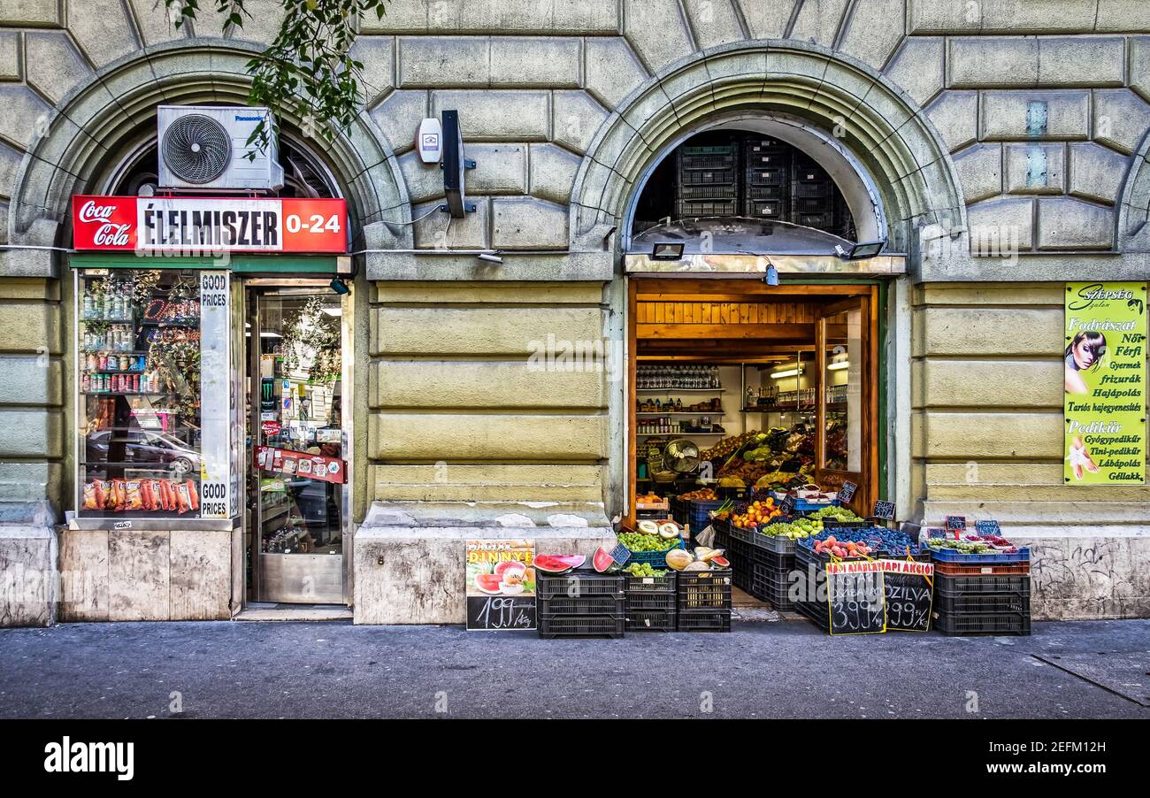 Budapest, Ungheria, agosto 2019, vista di un negozio di cibo aperto Foto Stock