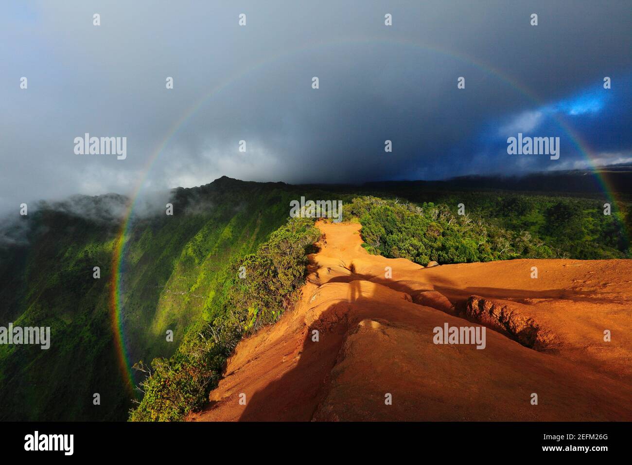 L'arcobaleno circonda la valle del kalalau al crepuscolo all'Isola di Kauai, Hawaii USA. Foto Stock