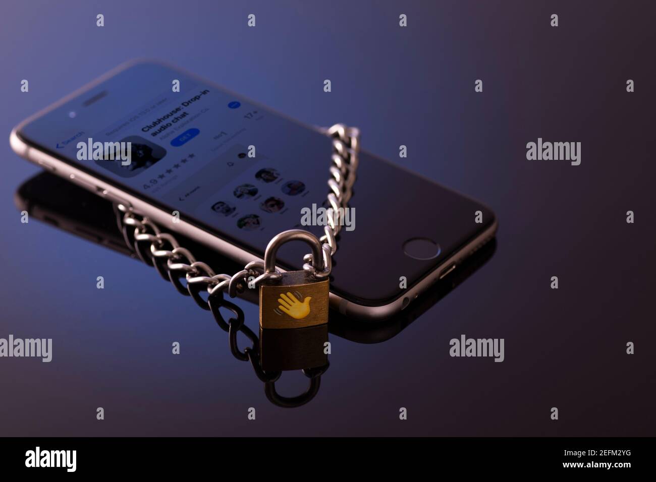 Minsk, Bielorussia - 01 31 2021: Navigare l'app Clubhouse su uno smartphone, una polemica di 2021 nascondendosi dietro l'app Social. Bloccare il telefono come un'unità Foto Stock