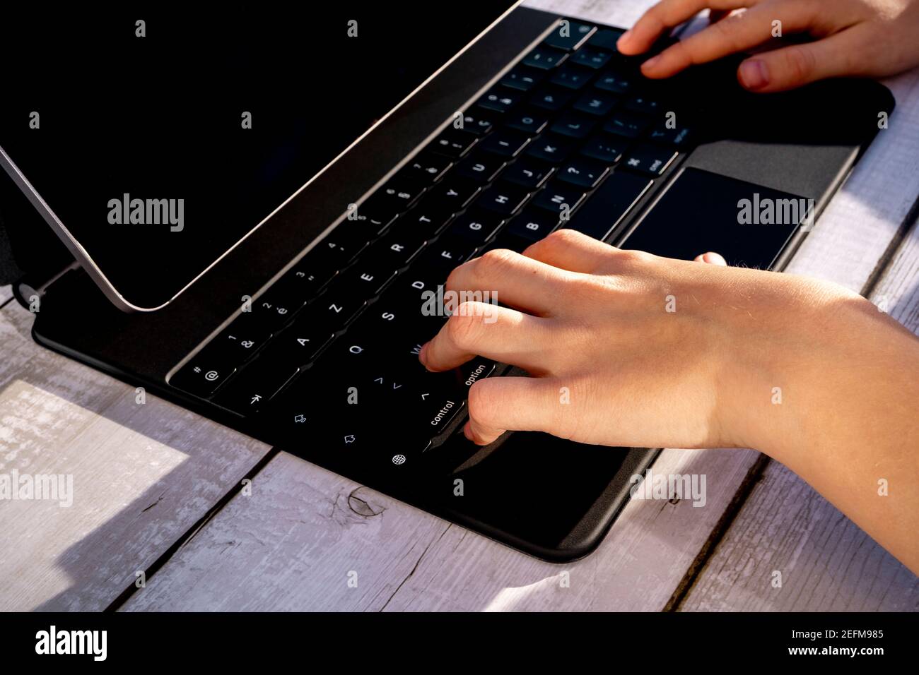 Nizza Francia 29 01 21 Nuovo Ipad Pro 12 9 Pollici Da Apple Su Uno Sfondo Chiaro Computer Tablet Su Sfondo Di Legno Ragazzo Teenager Che Preme Ke Foto Stock Alamy Nizza Francia 29 01 21 Nuovo Ipad Pro 12 9 Pollici Da Apple Su Uno Sfondo Chiaro Computer Tablet Su Sfondo Di Legno Ragazzo Teenager Che Preme Ke Foto Stock Alamy