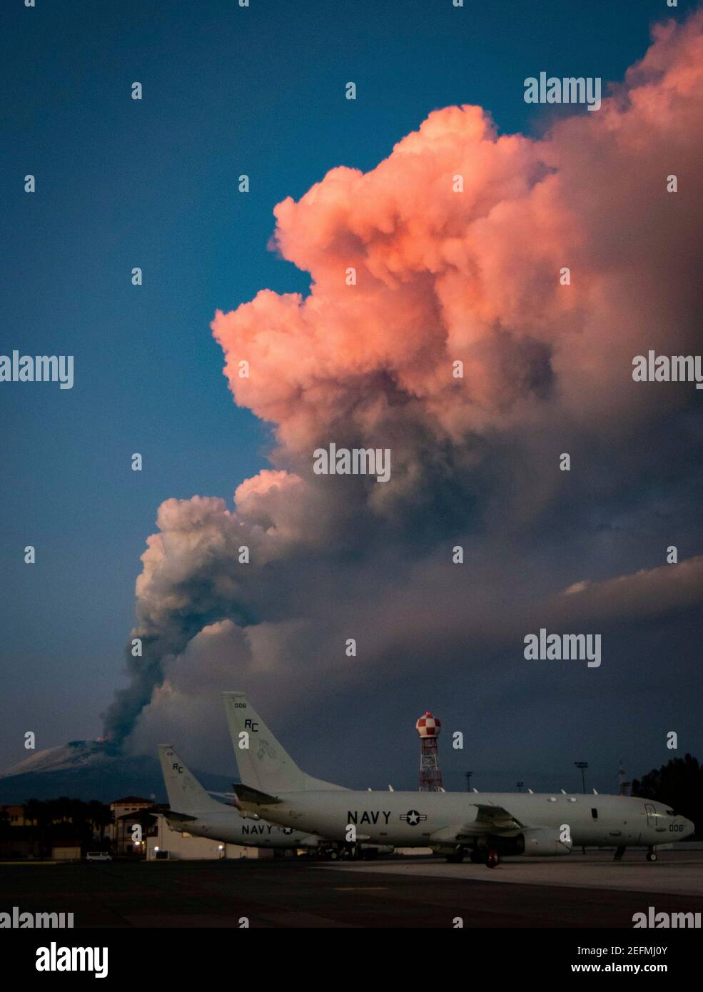 Sigonella, Italia. 16 Feb 2021. Il vulcano più attivo d'Europa Mt. Etna, lancia una nuvola di cenere vedere dalla linea di volo alla base navale degli Stati Uniti Sigonella 16 febbraio 2021 a Sigonella, Sicilia, Italia. L'Etna è il vulcano più alto e attivo d'Europa. Credit: Planetpix/Alamy Live News Foto Stock